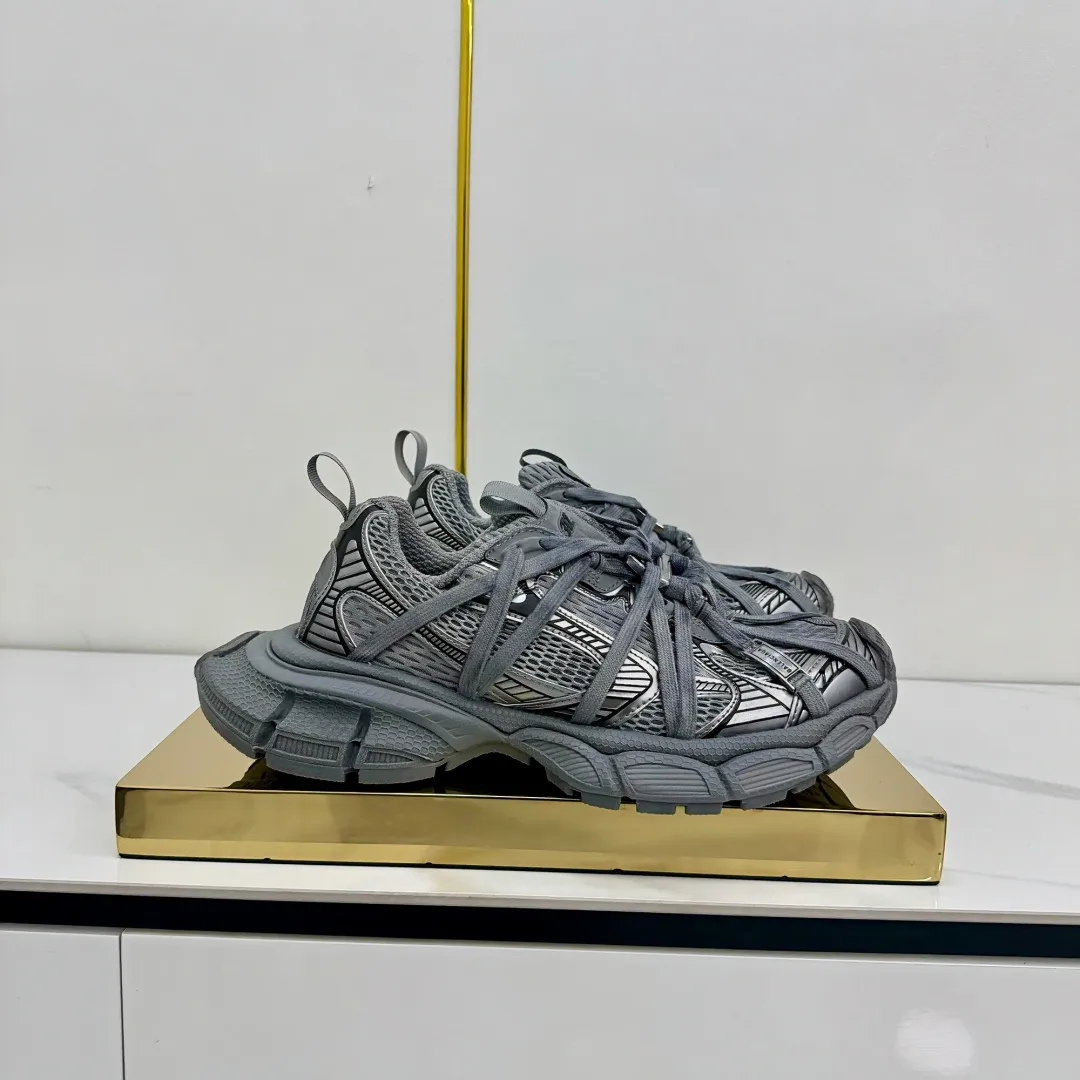 👟👟Ex-factory price 820👟👟 Balenciaga Balenciaga's latest popular 9th generation 3XL Sneaker Spider-Man series, couple's dad shoes, original purchase, development and production. Balenciaga 3XL Sneaker's overall shoe shape draws on the creative ideas of Balenciaga Track and Balenciaga Runner. It is equivalent to removing the outer frame of the Track shoe body while inheriting the streamlined shape and shape of the Runner. Track flat toe, new color matching, the entire shoe body is integrated into the spider binding shoelace design decoration, the exaggerated shape is more prominent. Fabric: original customized imported technical fabric + mesh inner lining: original customized breathable mesh lining. Outsole: original molded 5-layer ultra-light MD combination rubber sole. Bottom thickness: 5CM. Size: 35-45. Original packaging.